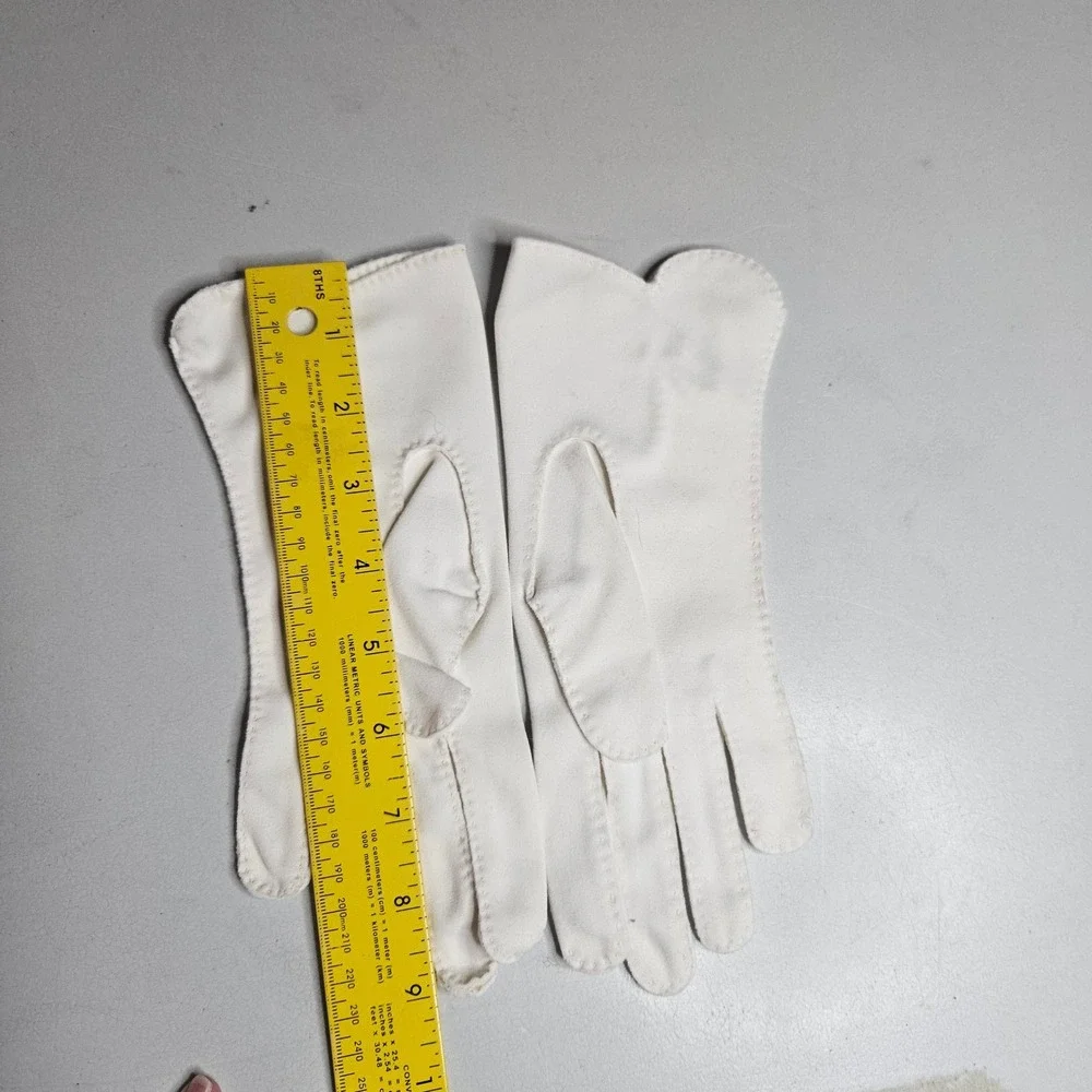 Vintage White Beaded Scalloped Wrist Length Formal Gloves Bridal Tea Party